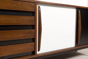 Aparador de Madera Maciza de Estilo Moderno de Mediados de Siglo, Mueble Buffet de 3 Puertas, Puertas Corredizas, Soporte para TV, Credenza, Gran Capacidad, Duradero, para Sala de Estar - Product Image 6