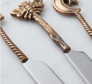 ชุดมีดชีสลายผึ้งโบราณสีบรอนซ์ พร้อมที่ปาดสแตนเลส เหมาะสำหรับใช้ในครัว - Product Image 2