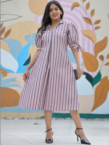 Robe midi formelle d'été en georgette écologique à imprimé floral, taille naturelle, manches courtes, col et fermeture à cordon - Product Image 2