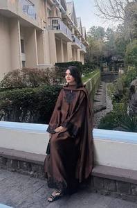 ชุดเดรสยาวสีน้ำตาลกาแฟแบบสัลวาร์สำหรับผู้หญิง ทรงปกติ ปักลายสวยงาม เหมาะสำหรับงานปาร์ตี้มุสลิม พร้อมผ้าคลุมไหล่ สำหรับฤดูหนาว/ฤดูร้อน - Product Image 2
