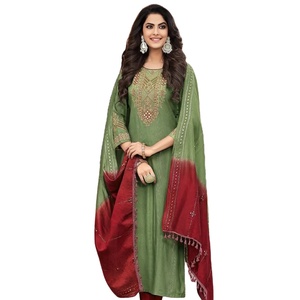 Vêtements Kurta/Kurti indiens pakistanais imprimés en rayonne lourde pour femmes à vendre en ligne broderie multicolore Gotta Patti avec - Product Image 1