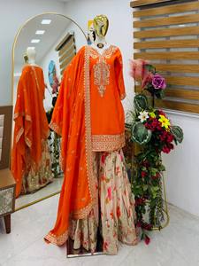 Conjunto de Salwar Kameez para Mujer con Bordado Floral Naranja, Choli, Palazzo y Dupatta - Traje Tradicional para Fiestas, Graduaciones y Diwali, en Seda Chinon - Product Image 5