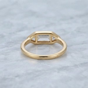 Anillo Hexagonal de Moissanita Chapado en Oro Amarillo con Corte Baguette y Engaste de Bisel, Anillo de Compromiso Minimalista, Joyería para Mujer - Product Image 3