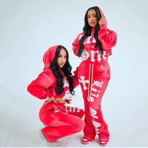 Ensemble streetwear 2 pièces pour femme : sweat à capuche court et pantalon évasé, personnalisé avec strass, effet vieilli et délavé à l'acide - Product Image 1