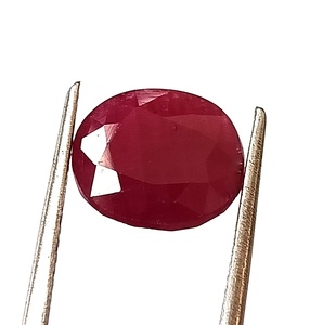 Pierre précieuse naturelle en rubis africain de 4,85 carats, taille ovale, facettée, non montée - Product Image 3