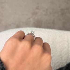 แหวนหมั้นเพชรทรงรัศมี 2.50 กะรัต เพชรเลี้ยงในห้องปฏิบัติการ ทองคำขาว 14k ประดับเพชรรอบวงแบบซ่อน พร้อมใบรับรอง - Product Image 1