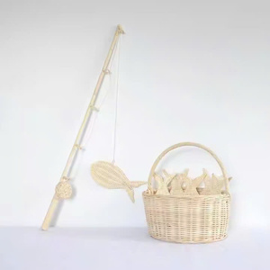 Este juego de pesca para niños está hecho de ratán natural y incluye una caña de pescar, 5 peces y un cesto para pescar. - Product Image 4