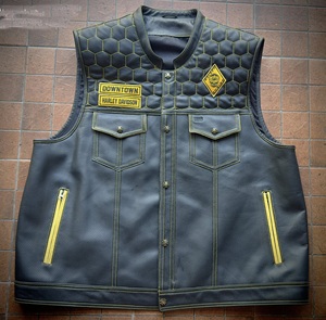 เสื้อกั๊กหนังวัวแท้ MC พร้อมรายละเอียดผ้านวมหกเหลี่ยมประดับเพชร - Product Image 1