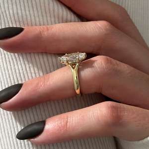 Anillo Solitario con Diamante Cultivado en Laboratorio de 2 Quilates, Corte Marquesa, E VVS2, 2.7MM, Oro Amarillo de 14k, Certificado IGI - Product Image 4