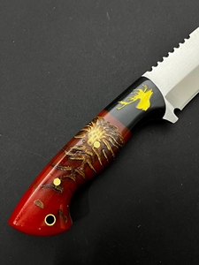 Cuchillo de caza y camping de acero D2, hoja fija con borde parcialmente dentado, mango de resina epoxi roja con diseño de piña, funda de cuero, 3 años de garantía. - Product Image 3