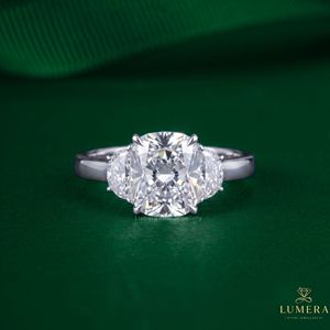 Anillo de Compromiso de Lujo con Tres Diamantes Cultivados en Laboratorio con Corte Cojín y Diamantes Laterales en Forma de Media Luna, Oro Blanco de 18K, Anillo de Boda Personalizado - Product Image 1