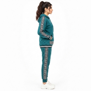 Vêtements de sport personnalisés durables pour femmes, ensembles de survêtements imprimés pour la course à pied, l'entraînement, l'exercice et les performances en plein air. - Product Image 6