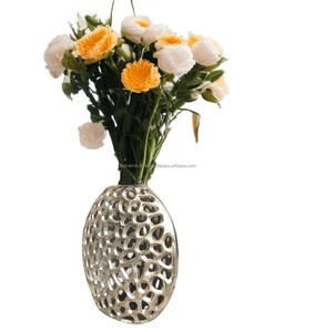 Vase de table en aluminium finition nickel de haute qualité, fait main, écologique et moderne, de la marque Azora Industries - Product Image 4