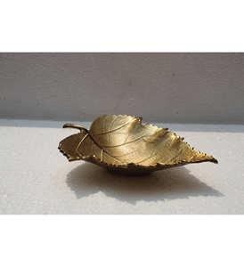 Ensemble de 2 plateaux décoratifs modernes en aluminium plaqué or, forme de feuille, pour Noël, motif végétal, artisanat métallique avec logo personnalisé - Product Image 5