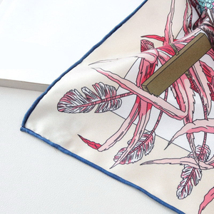 ผ้าพันคอไหมพิมพ์ลายพรีเมียมขายดีรุ่นใหม่สำหรับผู้หญิง ผ้าซาตินเนื้อนุ่ม พิมพ์ลายเรียบหรู - Product Image 3