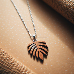 สร้อยคอและจี้ Aloha เครื่องประดับฮาวายทํามือพร้อมเสน่ห์เขตร้อนแท้ - Product Image 1