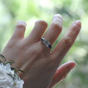 Anillo de Tres Piedras con Corte Esmeralda Brillante y Moissanita Azul en Forma de Baguette, Plata 925, para Regalo de Boda para Mujer - Product Image 5