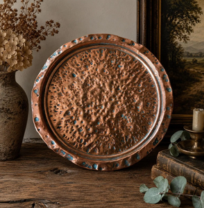Assiette de présentation en cuivre pour décoration de table de mariage de luxe, rehaussant la présentation des repas avec une élégance intemporelle. - Product Image 1
