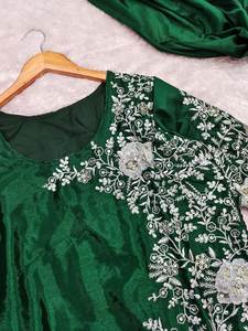 Sari brodé prêt-à-porter moderne pour femmes avec une finition riche - Product Image 3