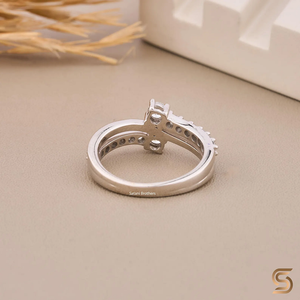 Bague en or blanc 10K avec moissanite, design moderne en vagues croisées et bande élégante en moissanite, bijou fin éthique, cadeau pour le quotidien - Product Image 3