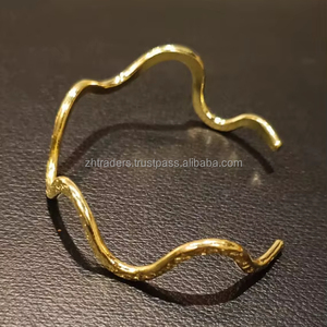 Regal Radiance Brass Cuff Pulsera ajustable hecha a mano para un lujo atemporal y estilo moderno - Product Image 1