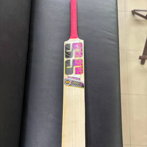 Bate de Críquet Personalizado de Madera de Sauce Inglés Puro, Equipo Profesional Ligero, Servicio OEM, Artículos Deportivos - Product Image 1