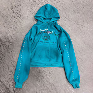 Sudadera con capucha de la mejor calidad para hombre y mujer con detalles de pedrería en las mangas, logotipo impreso en la parte delantera, estilo oversized streetwear. - Product Image 4