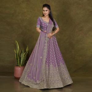 Lehenga Choli con Textura Mose y Bordado Floral Intrincado con Detalle de Dobladillo Festoneado, Conjunto Étnico para Celebraciones Nupciales - Product Image 3