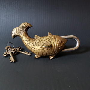 Cadenas antique en laiton en forme de poisson, serrure décorative vintage en métal avec clés squelette, design animal orné, décoration rustique pour la maison - Product Image 1