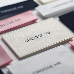 Étiquettes en tissu personnalisées avec logo OEM, très demandées, pour vêtements – Étiquette tissée écologique pour le dos du t-shirt - Product Image 2