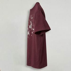 Nouveaux T-shirts pour hommes personnalisés avec logo imprimé DTF, couleur bordeaux, pour un style vintage Highstreet, col rond, tissu respirant et confortable - Product Image 4