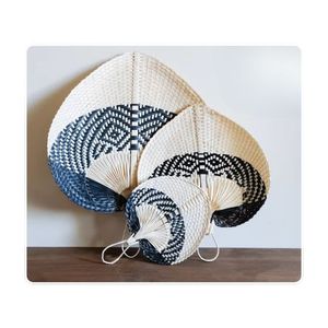 Abanico de bambú tejido disponible para utilería práctica y creativa en estudios de fotografía y paquetes de artículos para huéspedes de hoteles boutique. - Product Image 1