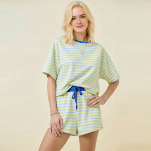 Ensemble deux pièces rayé pour femme avec logo personnalisé, T-shirt décontracté à épaules tombantes contrastant et short à taille élastiquée avec cordon de serrage – Fabricant - Product Image 3
