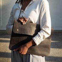 Housse pour ordinateur portable en cuir véritable OEM, souple, style livre, avec coussinets personnalisés, étui vintage, pochettes pour ordinateur portable, marron foncé, haute qualité, vente en gros 2026