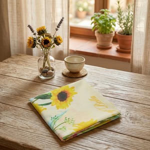 [K-ESSENTIALS] Foulard à fleurs jaunes en coton des années 60, 50x50 cm, bandana carré en tissu doux et réutilisable - Product Image 3