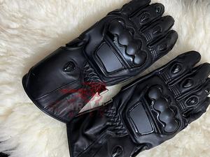 ถุงมือมอเตอร์ไซค์สีดำพรีเมียม ถุงมือหนังวัวแท้คุณภาพสูงสำหรับนักแข่ง ทนทาน เหมาะสำหรับขี่มอเตอร์ไซค์ จับกระชับมือ - Product Image 2