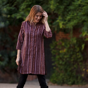 Elegante kurti a rayas diseñado para una comodidad sin esfuerzo. Confeccionado en tela transpirable, cuello de banda y mangas tres cuartos que ofrecen comodidad. - Product Image 4