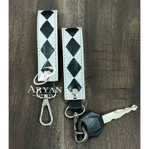 Nuevo Llavero de Cuero a Cuadros Personalizado con Correa para la Muñeca y Cierre Metálico, Accesorio de Lujo para Automóvil, Perfecto para Uso Diario - Product Image 1