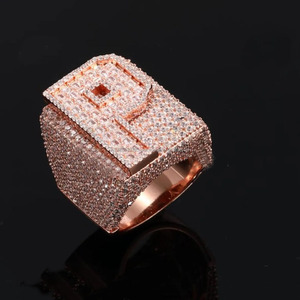 แหวนหมั้นฮิปฮอปประดับมอสซาไนต์แบบไอซ์  ทำจากเงินแท้ 925 ชุบโรเดียม  พร้อมสลักชื่อหรืออักษรย่อตามสั่ง แหวนตัวอักษรขนาดใหญ่สำหรับผู้ชาย - Product Image 4