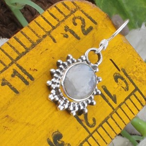 ต่างหูเงินแท้ 925 ทำมือ ประดับมูนสโตนสีรุ้ง พร้อมพลอยสีน้ำเงินธรรมชาติ ต่างหูแบบห้อย งานฝีมือ ต่างหูวินเทจ - Product Image 5