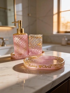 Juego de Baño Portátil Moderno de Tres Piezas de Resina Acrílica Azul Cielo de Lujo de ILAHI, Diseño Floral, Accesorios para el Hogar, Uttar Pradesh - Product Image 1