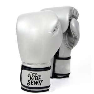 Gants de boxe en cuir blanc cousus Vibe, fermeture réglable à boucle et sangle pour le poignet, unisexe et logo personnalisé - Product Image 1
