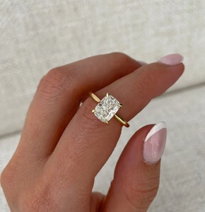 Bague solitaire de luxe en or jaune massif 14K avec diamant de laboratoire taille coussin de 2,6 carats, monture cathédrale à 4 griffes de 1,8 mm, clarté VVS+ - Product Image 2