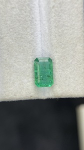 Esmeralda Zambiana Natural Certificada, Corte Octogonal, con Buen Brillo, Piedra Preciosa Suelta para Joyería, 1.93 Quilates - Product Image 5