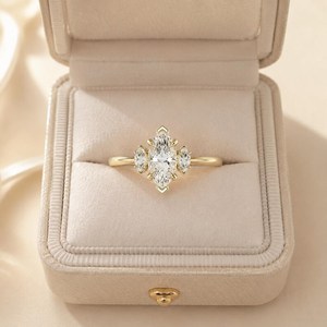 แหวนเพชร U And Me Lab Grown Diamond 2.01 กะรัต ทรงมาร์คีส์ ประดับเพชรสามเม็ด ตัวเรือนทองคำแท้ 14K ของขวัญสุดหรูสำหรับงานปาร์ตี้ - Product Image 4