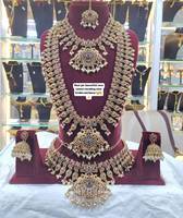Ensemble de bijoux ethniques de mariage de haute qualité, de conception récente, avec des motifs floraux, en zircon, kundan et perles, de style traditionnel du sud de l'Inde.