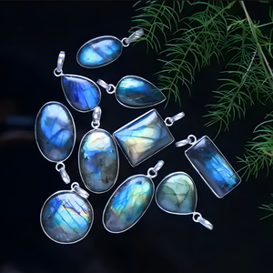Bijoux en argent plaqué avec serti en labradorite artisanal |   Feu Naturel Multi-Éclats |   Taille 25-30 mm |   Photographie de produits élégante | - Product Image 3