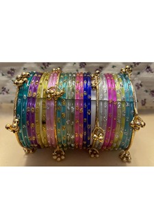 Ensemble de bracelets en verre coloré avec un design floral plaqué or, bracelets ethniques pour femmes, empilables pour mariage - Product Image 1