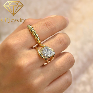 Anillo de compromiso de oro amarillo de 18 quilates con diamante de laboratorio talla pera, diseño de espiral con tallo dividido y tres puntas, joyería fina - Product Image 1