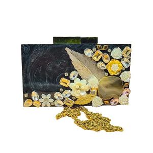 Elegante Bolso de Mano de Resina para Mujer con Cierre Magnético Antirrobo, Forro de Terciopelo y Decoración Personalizada para Fiestas Nupciales - Product Image 5